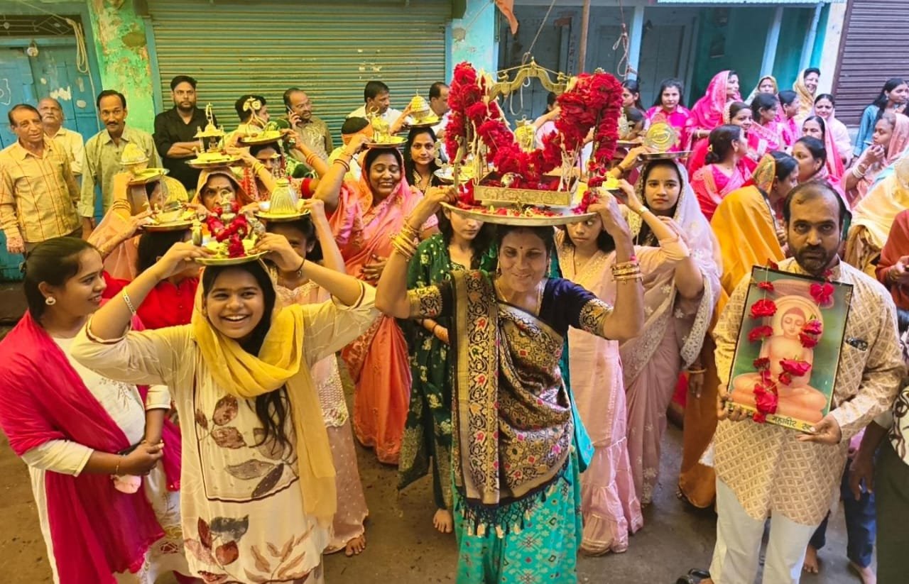पर्युषण पर्व के पांचवें दिन जन्मवाचन पर निकला भव्य वरघोड़ा, 108 दीपकों से हुई भगवान आदिनाथ की महाआरती | New India Times
