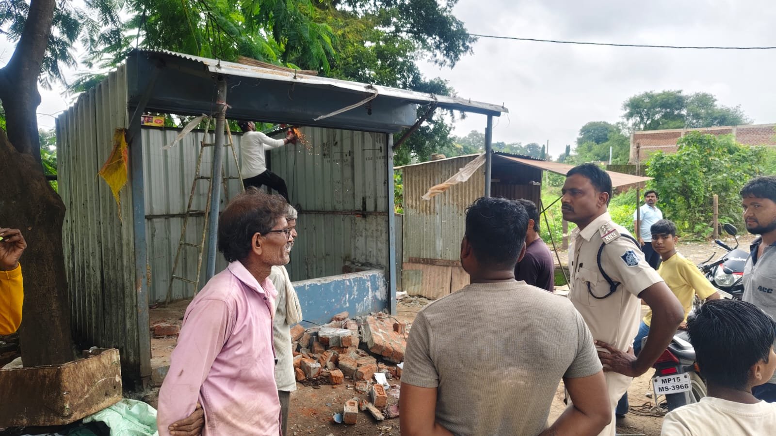 शराब दुकान के सामने अवैध टपरों पर चला प्रशासन का डंडा, आए दिन लगता था शराबियों का जमावड़ा<br> | New India Times