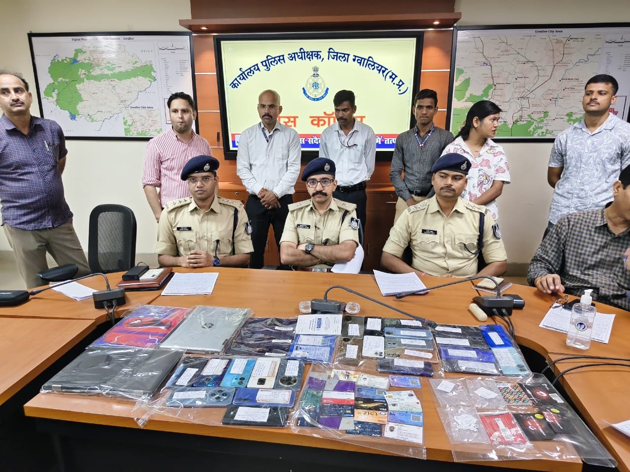 विंडसर हिल्स के डुप्लेक्स में चल रहा था ऑनलाइन सट्टा और बैंक खातों की खरीद-फरोख्त का खेल, 5 आरोपी गिरफ्तार | New India Times