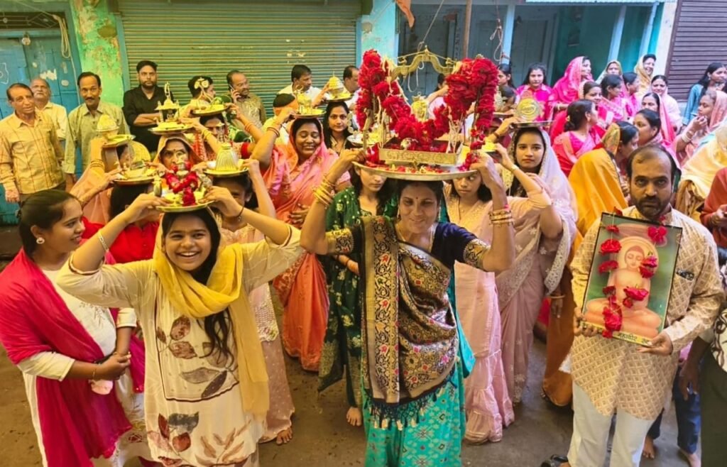 पर्युषण पर्व के पांचवें दिन जन्मवाचन पर गूंजा भगवान महावीर का जयघोष, 14 स्वप्नों के भव्य वरघोड़े से भक्तिमय हुआ झकनावदा 3 पर्युषण पर्व के पांचवें दिन जन्मवाचन पर गूंजा भगवान महावीर का जयघोष, 14 स्वप्नों के भव्य वरघोड़े से भक्तिमय हुआ झकनावदा | New India Times