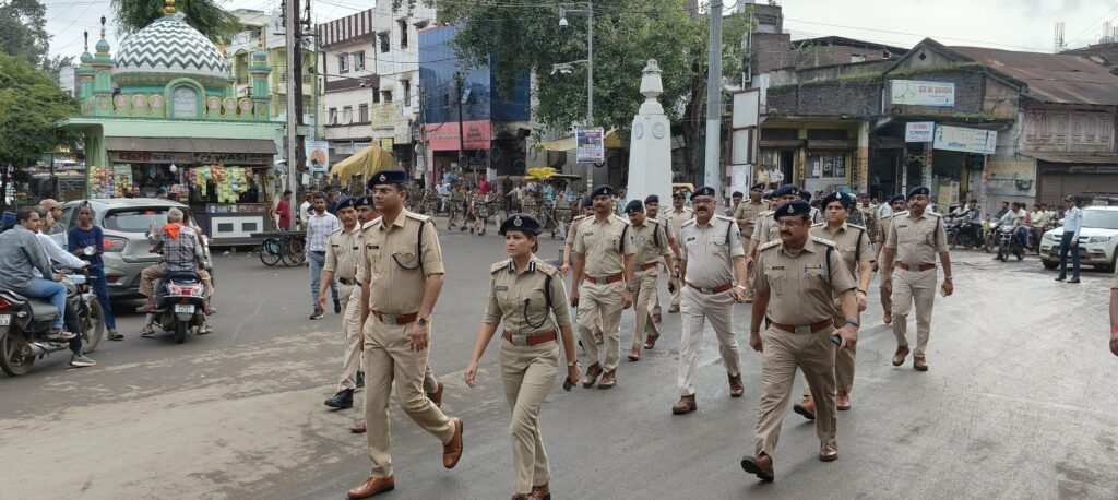 बुरहानपुर में आगामी त्यौहारों में ला एंड आर्डर, शांति व्यवस्था के मद्देनज़र उप पुलिस महानिरीक्षक सुश्री सिमाला प्रसाद (निमाड़ रेंज) के नेतृत्व में निकला फ़्लैग-मार्च | New India Times