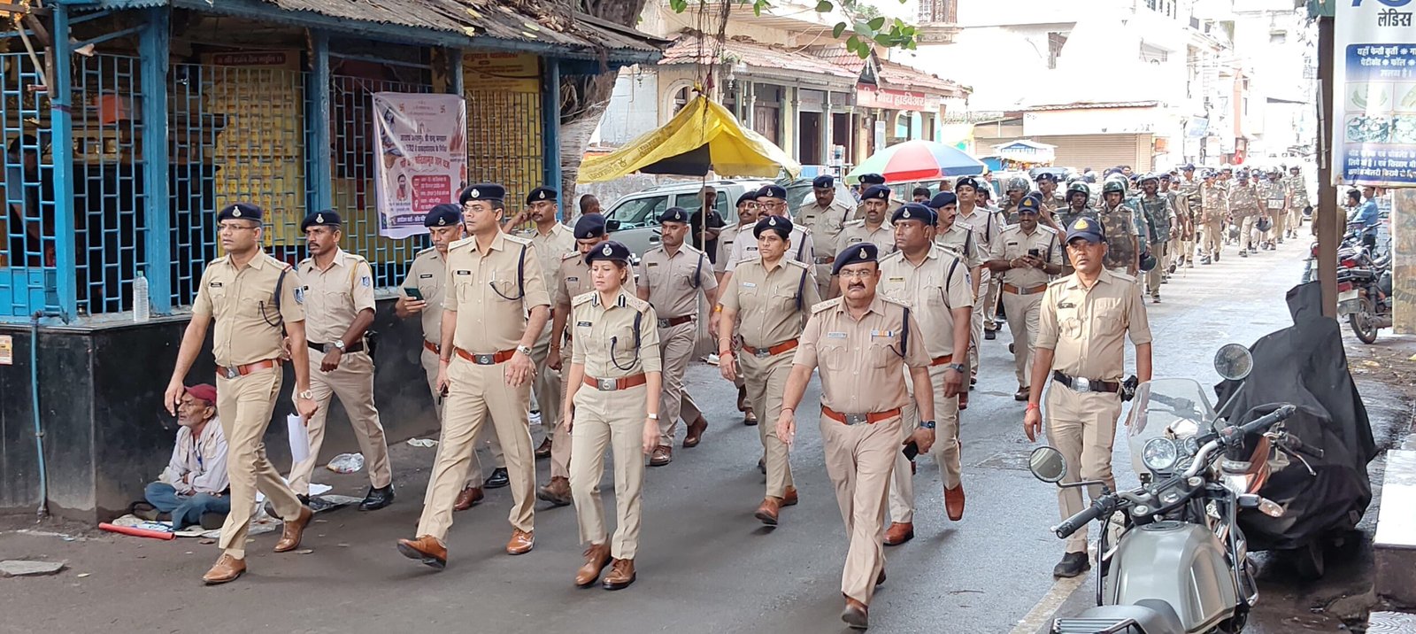 बुरहानपुर में आगामी त्यौहारों में ला एंड आर्डर, शांति व्यवस्था के मद्देनज़र उप पुलिस महानिरीक्षक सुश्री सिमाला प्रसाद (निमाड़ रेंज) के नेतृत्व में निकला फ़्लैग-मार्च | New India Times