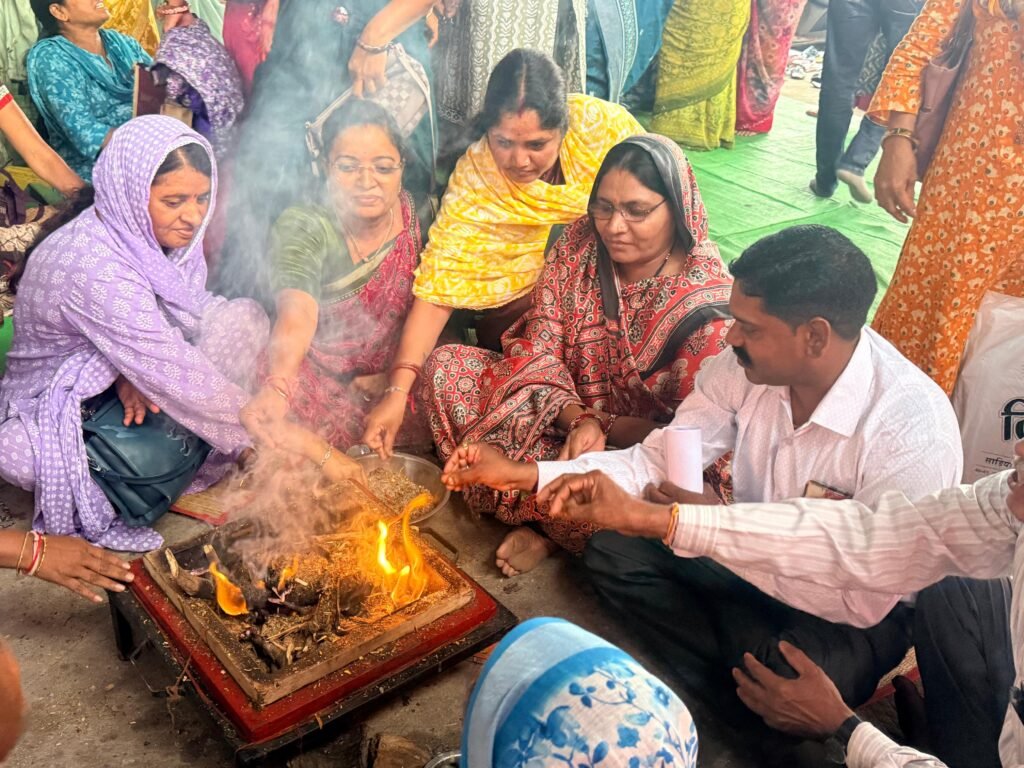 टीईटी के विरोध में शिक्षकों ने नीलकंठेश्वर महादेव मंदिर में लगाई न्याय की अर्जी, सरकार की सद्बुद्धि के लिए किया हवन-यज्ञ | New India Times