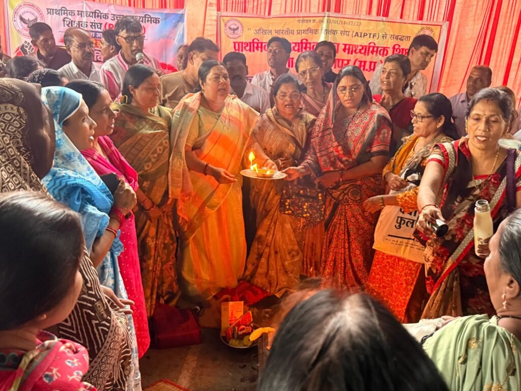 टीईटी के विरोध में शिक्षकों ने नीलकंठेश्वर महादेव मंदिर में लगाई न्याय की अर्जी, सरकार की सद्बुद्धि के लिए किया हवन-यज्ञ | New India Times