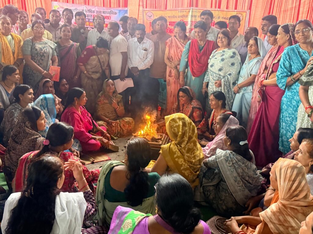 टीईटी के विरोध में शिक्षकों ने नीलकंठेश्वर महादेव मंदिर में लगाई न्याय की अर्जी, सरकार की सद्बुद्धि के लिए किया हवन-यज्ञ | New India Times