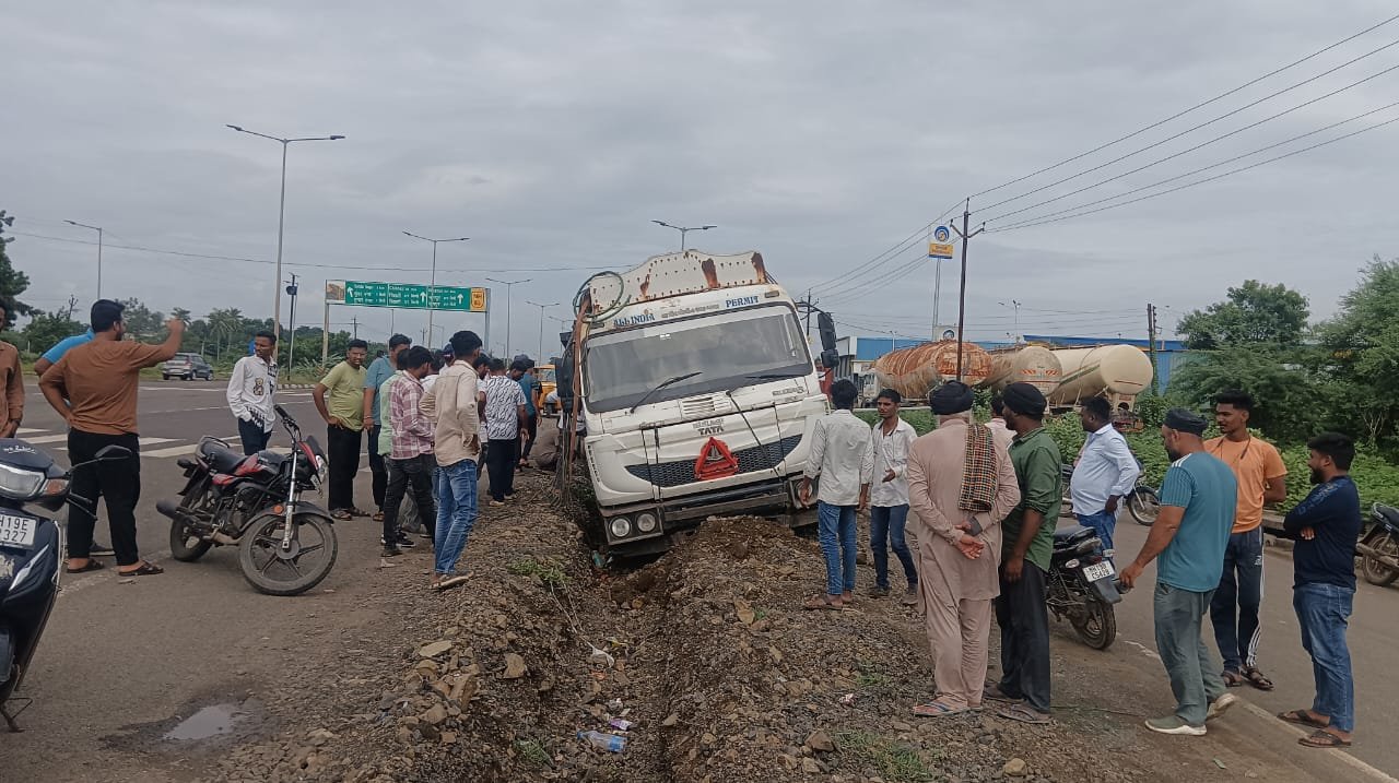 सामने आए वाहन को बचाने में NHAI के गड्ढे में गिरा ट्रक, स्ट्रीट लाइट पोल भी टूटा | New India Times
