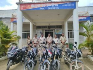 नवेगांव पुलिस की जुआ फड़ पर दबिश, तीन जुआरी गिरफ्तार; 10 फरार, पांच बाइक समेत 3.03 लाख का माल जब्त