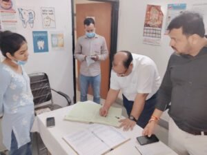 बाढ़ के बीच स्वास्थ्य सेवाओं की हकीकत परखने निकले सीएमओ, सीएचसी सहित दो बाढ़ राहत चौकियों का किया औचक निरीक्षण
