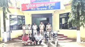 दमुआ पुलिस की जुआ फड़ पर कार्रवाई, 3 जुआरी गिरफ्तार; 2 मोटरसाइकिल सहित ₹1.56 लाख का मशरूका जब्त