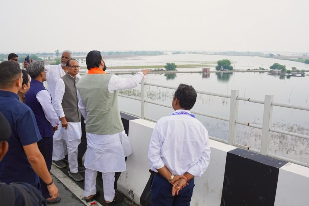 बिहार में भीषण बाढ़ का शिवराज सिंह चौहान ने लिया जायजा, प्रभावित किसानों और परिवारों को हरसंभव सहायता का भरोसा 2 बिहार में भीषण बाढ़ का शिवराज सिंह चौहान ने लिया जायजा, प्रभावित किसानों और परिवारों को हरसंभव सहायता का भरोसा | New India Times