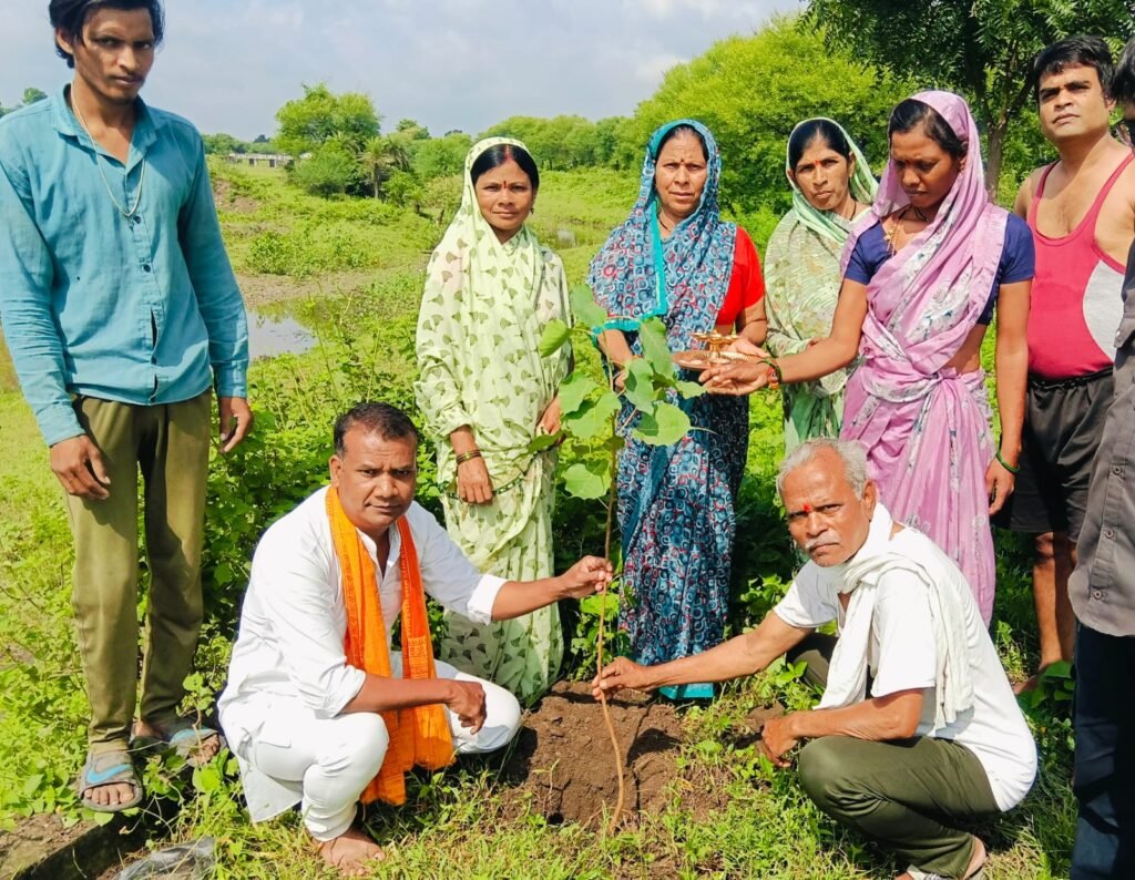 धार्मिक आस्था के साथ पर्यावरण संरक्षण की पहल, वार्डवासियों ने पूजन कर रोपे बरगद, पीपल और नीम के पौधे 2 धार्मिक आस्था के साथ पर्यावरण संरक्षण की पहल, वार्डवासियों ने पूजन कर रोपे बरगद, पीपल और नीम के पौधे | New India Times