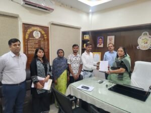 अनुकंपा नियुक्ति के तहत आकाश सालवे को मिली नौकरी, महापौर ने सौंपा नियुक्ति पत्र