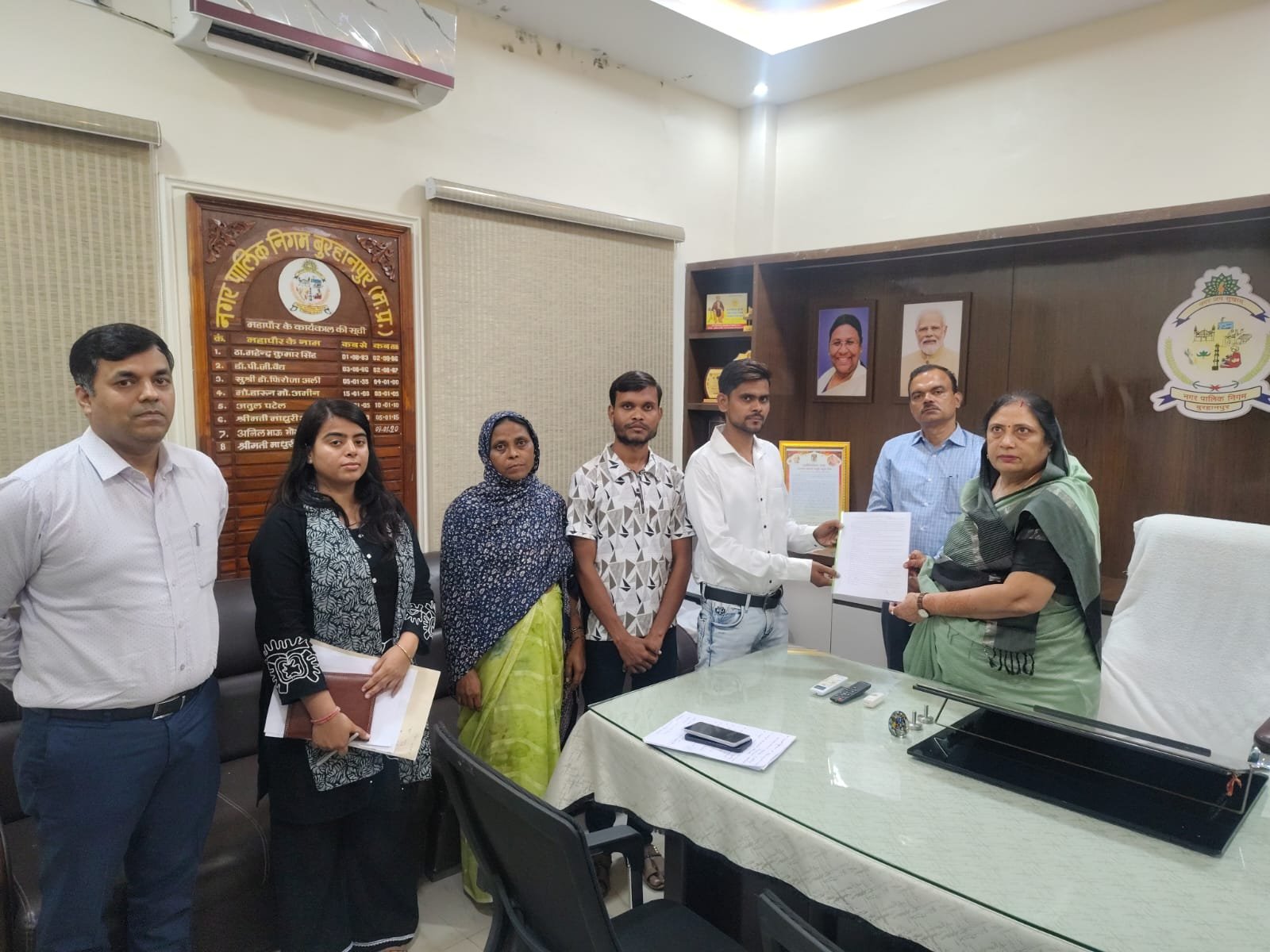अनुकंपा नियुक्ति के तहत आकाश सालवे को मिली नौकरी, महापौर ने सौंपा नियुक्ति पत्र 1 अनुकंपा नियुक्ति के तहत आकाश सालवे को मिली नौकरी, महापौर ने सौंपा नियुक्ति पत्र | New India Times