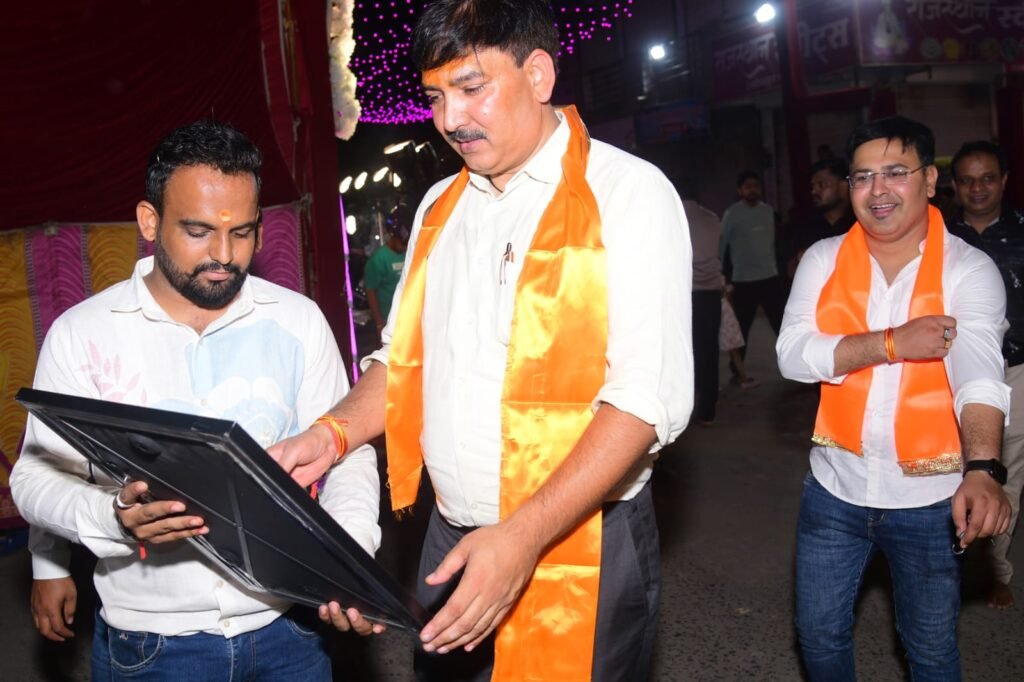 मन्नतों के राजा गणेश पंडाल में उद्योगपति अनिल दुबे ने की 51 दीपों से महाआरती 3 मन्नतों के राजा गणेश पंडाल में उद्योगपति अनिल दुबे ने की 51 दीपों से महाआरती | New India Times