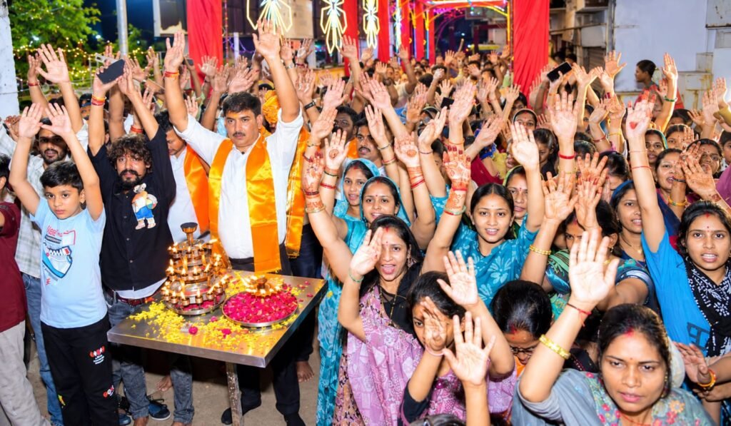 मन्नतों के राजा गणेश पंडाल में उद्योगपति अनिल दुबे ने की 51 दीपों से महाआरती 2 मन्नतों के राजा गणेश पंडाल में उद्योगपति अनिल दुबे ने की 51 दीपों से महाआरती | New India Times