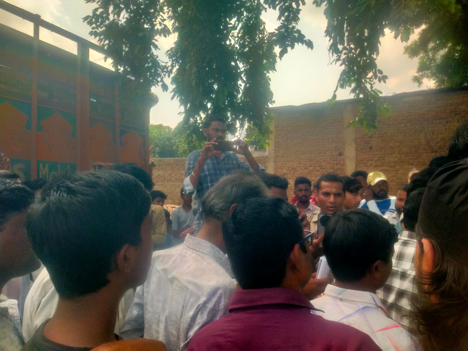 जैनाबाद में अतिक्रमण हटाने पहुंची प्रशासनिक टीम से अभद्रता, मीडिया को भी कवरेज से रोका 1 जैनाबाद में अतिक्रमण हटाने पहुंची प्रशासनिक टीम से अभद्रता, मीडिया को भी कवरेज से रोका | New India Times