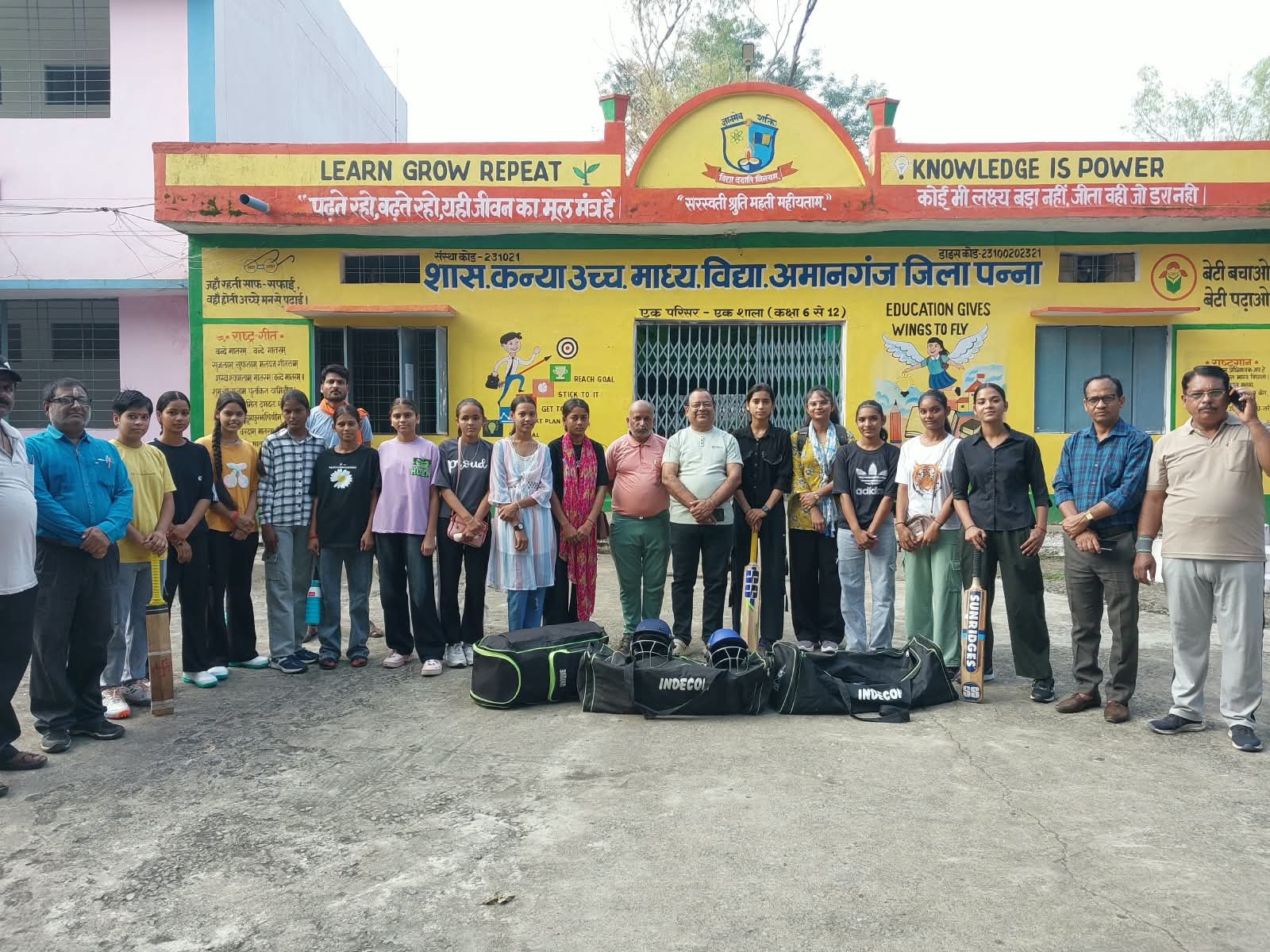 संभागीय क्रिकेट प्रतियोगिता के लिए रवाना हुईं सीएम राइज कन्या विद्यालय की छात्राएं 1 संभागीय क्रिकेट प्रतियोगिता के लिए रवाना हुईं सीएम राइज कन्या विद्यालय की छात्राएं | New India Times