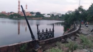 लाखों खर्च कर बनाया फुटपाथ, अब धंसकर खोल रहा विकास के दावों की पोल