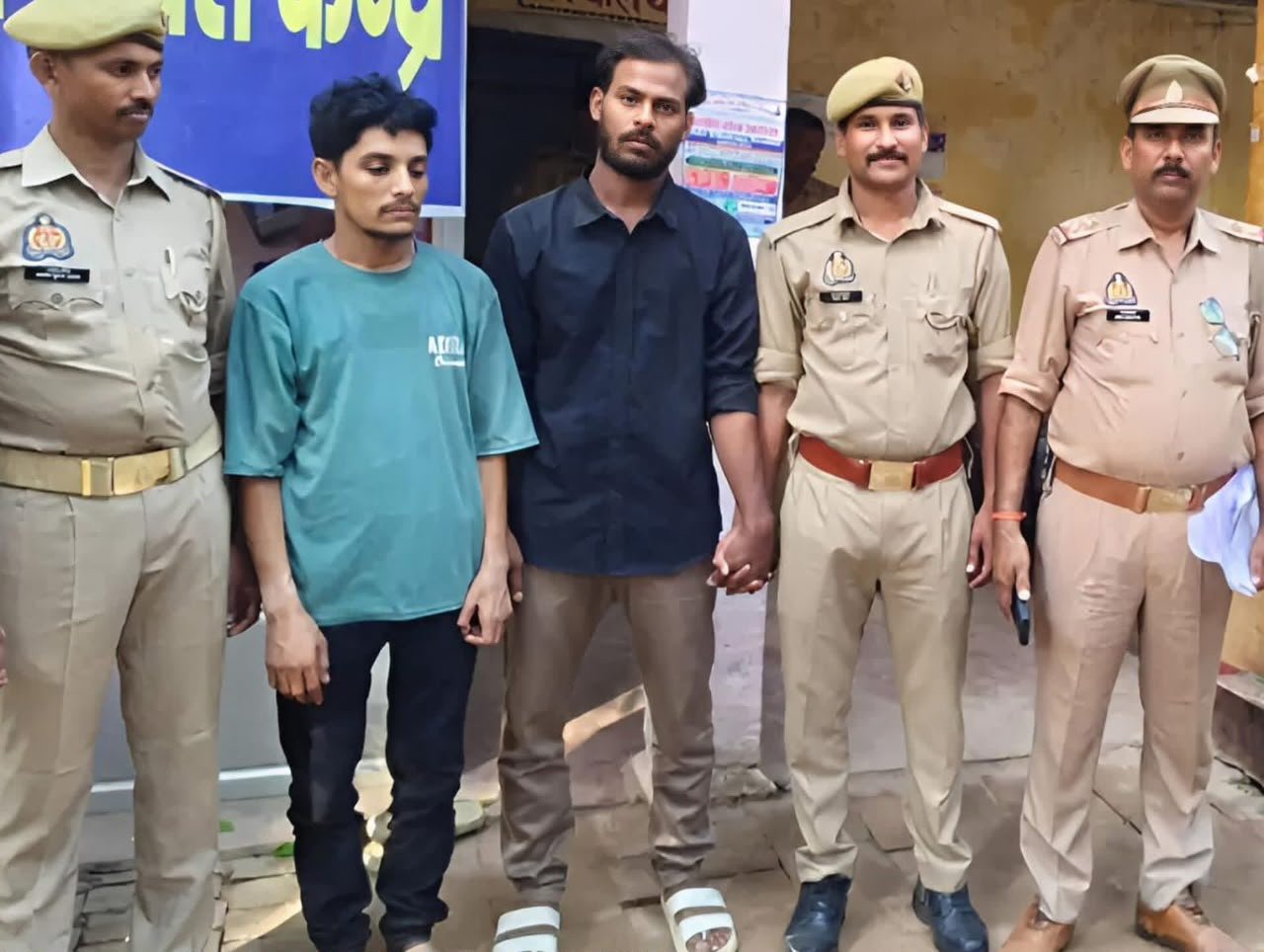मिर्जापुर में इको स्पोर्ट कार से 50.8 किलो गांजा बरामद, ओडिशा से बांदा ले जा रहे दो तस्कर गिरफ्तार | New India Times