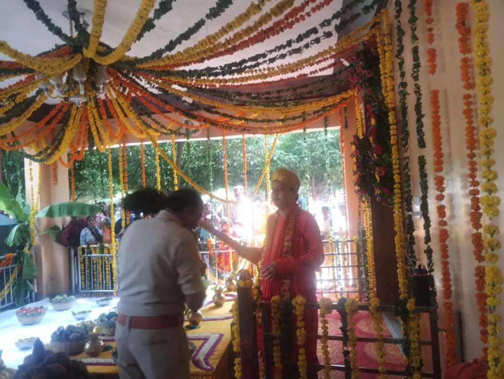 बुढ़वा मंगल पर रावतपुरा सरकार धाम में उमड़ा श्रद्धालुओं का सैलाब, संकट मोचन के हुए दिव्य दर्शन | New India Times