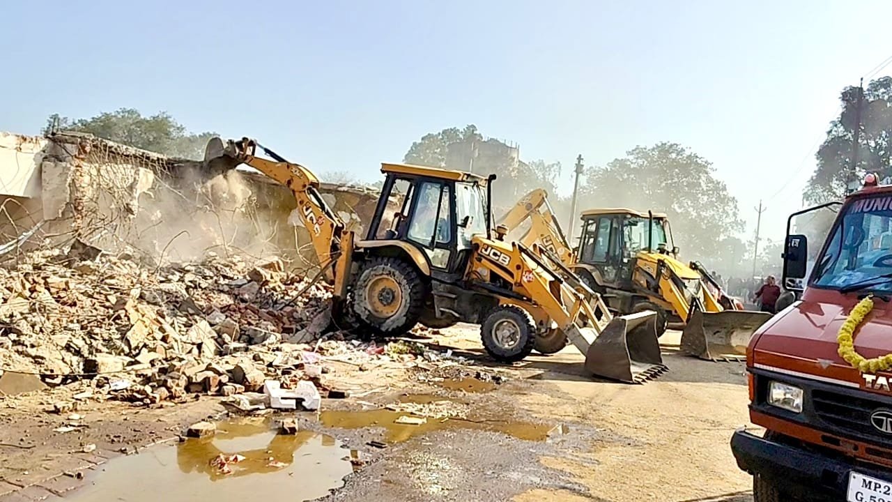 नेहरू स्टेडियम के विस्थापित दुकानदारों ने सांसद से लगाई दुकानें पुनः दिलाने की गुहार 1 नेहरू स्टेडियम के विस्थापित दुकानदारों ने सांसद से लगाई दुकानें पुनः दिलाने की गुहार | New India Times