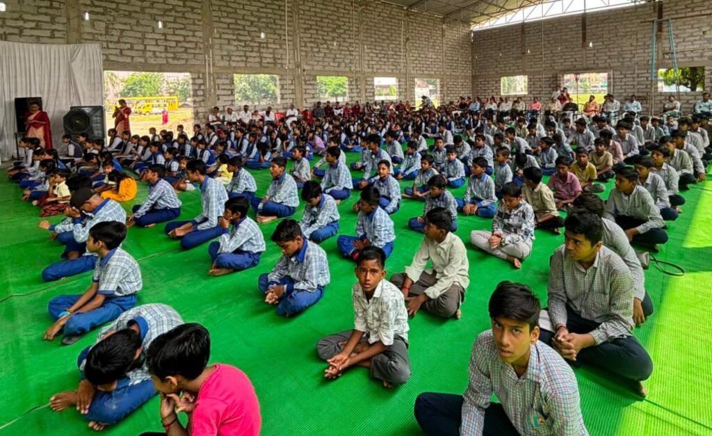 बुरहानपुर में गूंजा सम्पूर्ण ‘वन्दे मातरम्’, कलेक्टर हर्ष सिंह सहित विद्यार्थियों और नागरिकों ने किया सामूहिक गायन 2 बुरहानपुर में गूंजा सम्पूर्ण ‘वन्दे मातरम्’, कलेक्टर हर्ष सिंह सहित विद्यार्थियों और नागरिकों ने किया सामूहिक गायन | New India Times