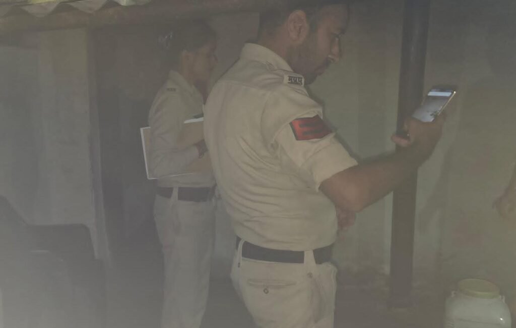 अवैध शराब के खिलाफ पुलिस की कार्रवाई, सूकरी और घुट्टी में 27 लीटर कच्ची शराब जब्त 2 अवैध शराब के खिलाफ पुलिस की कार्रवाई, सूकरी और घुट्टी में 27 लीटर कच्ची शराब जब्त | New India Times