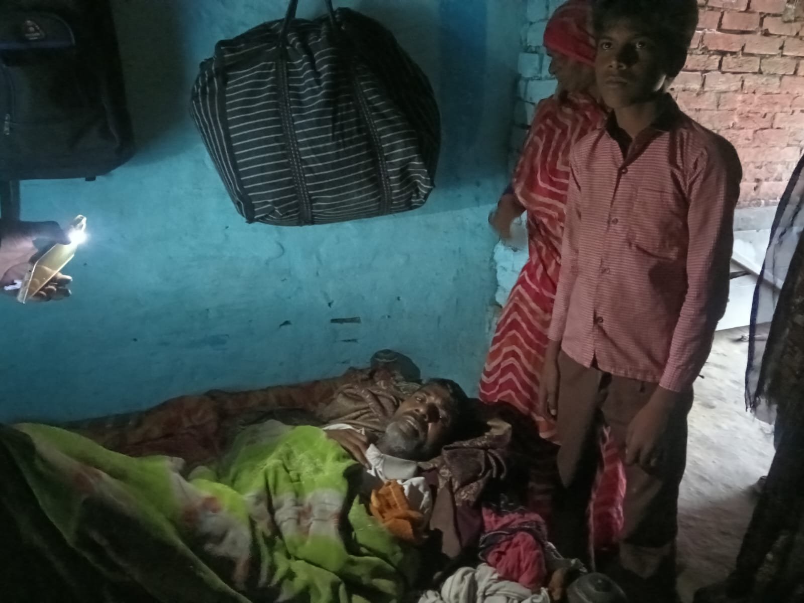 बीमारी ने छीनी रोजी, अब भूख से जूझ रहा परिवार,छह बच्चों के लिए न राशन का सहारा,न इलाज की उम्मीद 1 बीमारी ने छीनी रोजी, अब भूख से जूझ रहा परिवार,छह बच्चों के लिए न राशन का सहारा,न इलाज की उम्मीद | New India Times