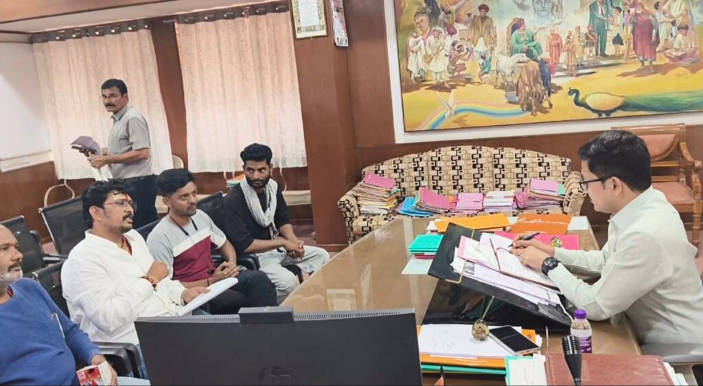 शहर की बदहाली पर नवक्रांति संगठन आक्रामक, मुख्याधिकारी को भेंट की दूरबीन 2 शहर की बदहाली पर नवक्रांति संगठन आक्रामक, मुख्याधिकारी को भेंट की दूरबीन | New India Times