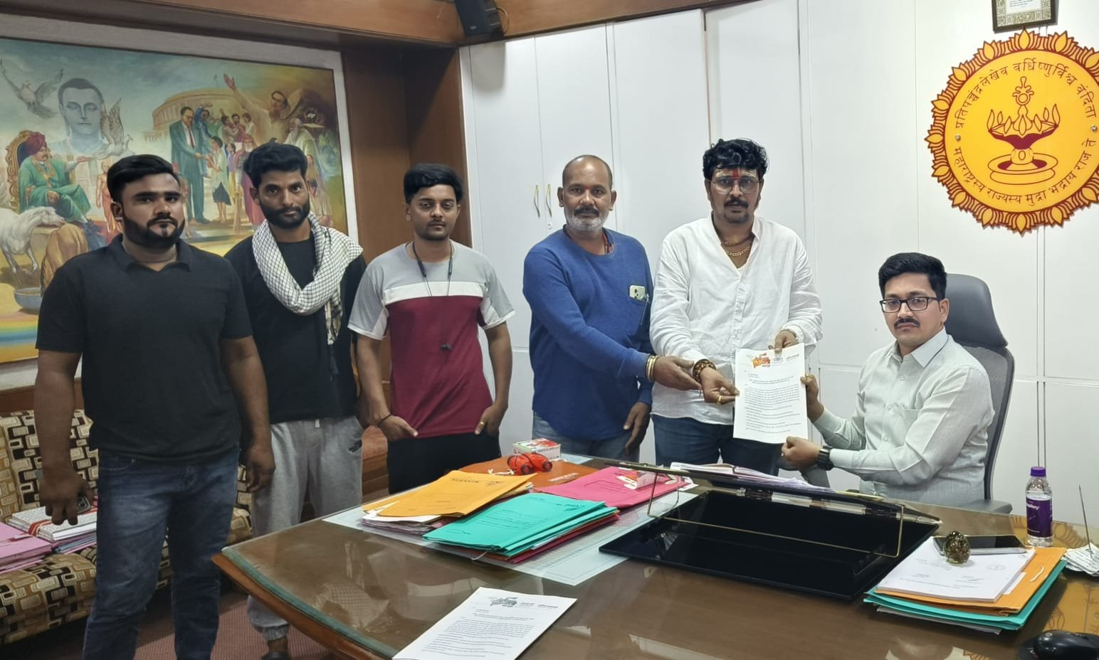 शहर की बदहाली पर नवक्रांति संगठन आक्रामक, मुख्याधिकारी को भेंट की दूरबीन 1 शहर की बदहाली पर नवक्रांति संगठन आक्रामक, मुख्याधिकारी को भेंट की दूरबीन | New India Times