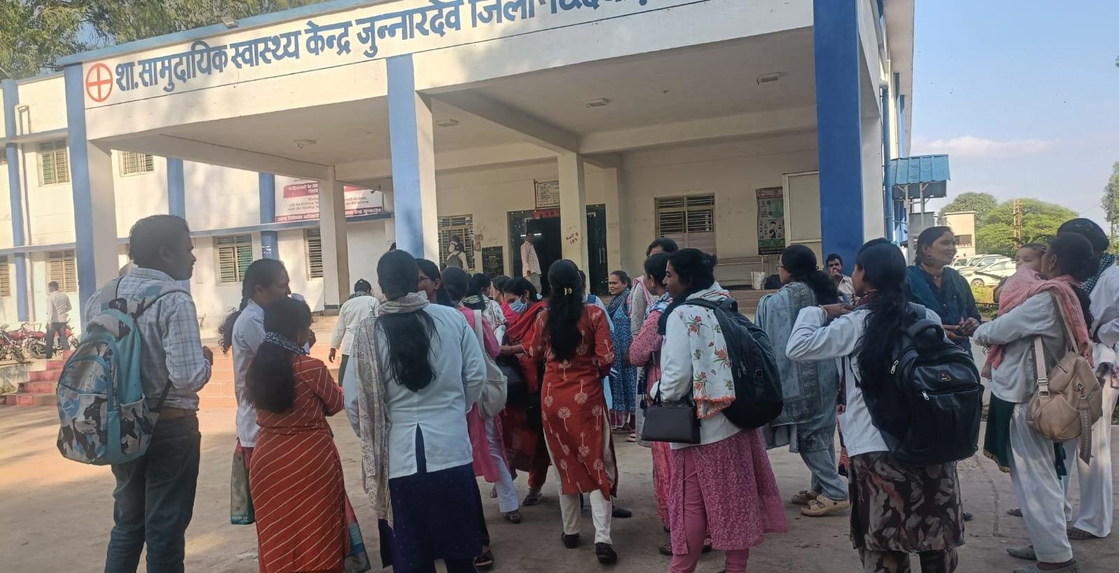 फील्ड में काम करने वाली ANM, CHO और आशा कार्यकर्ताओं पर प्रशासनिक सख्ती; बिना नोटिस वेतन रोकने पर भड़के स्वास्थ्यकर्मी | New India Times