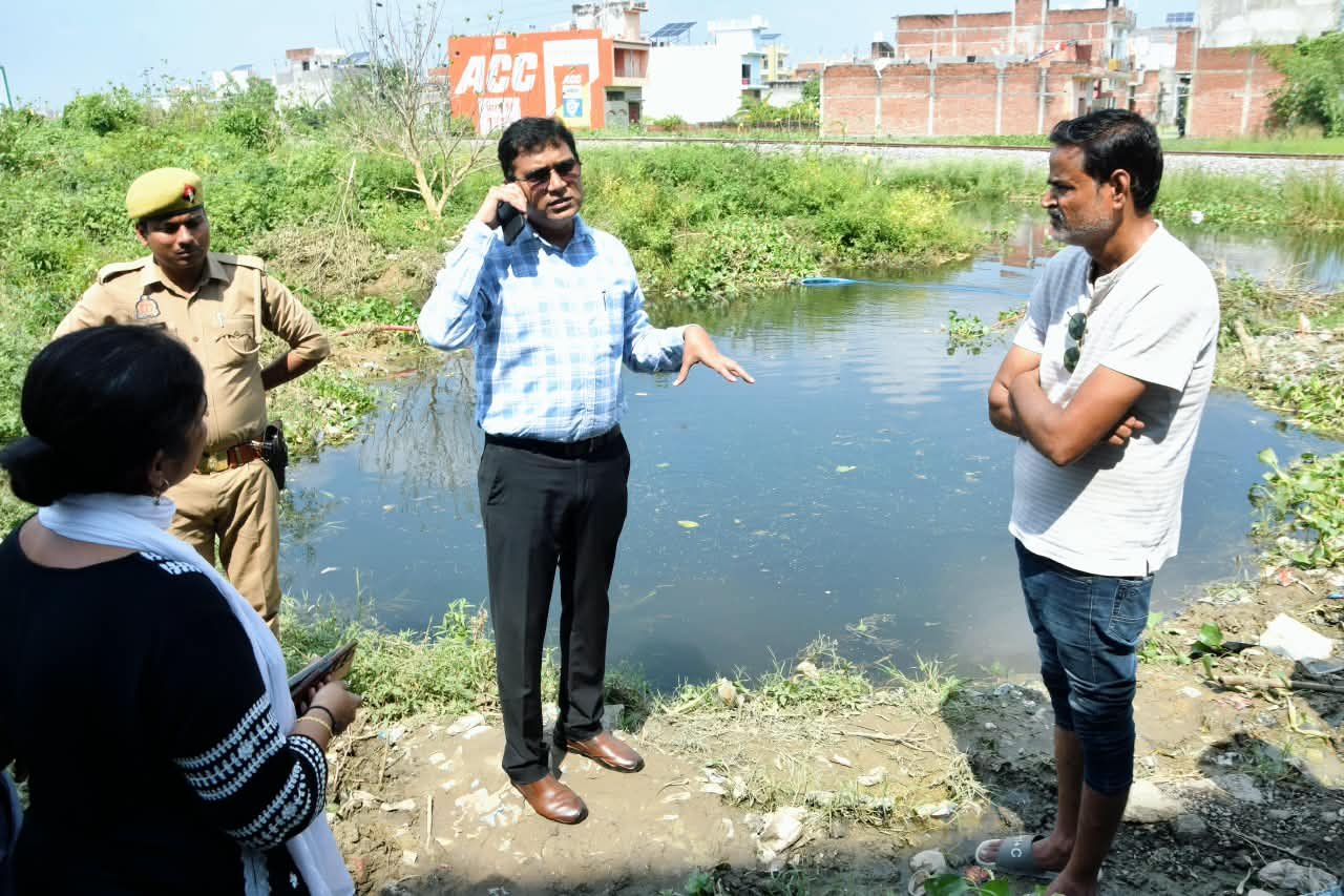 जलभराव की सूचना पर खुद ग्राउंड पर उतरे डीएम, परखी जलनिकासी की हकीकत | New India Times