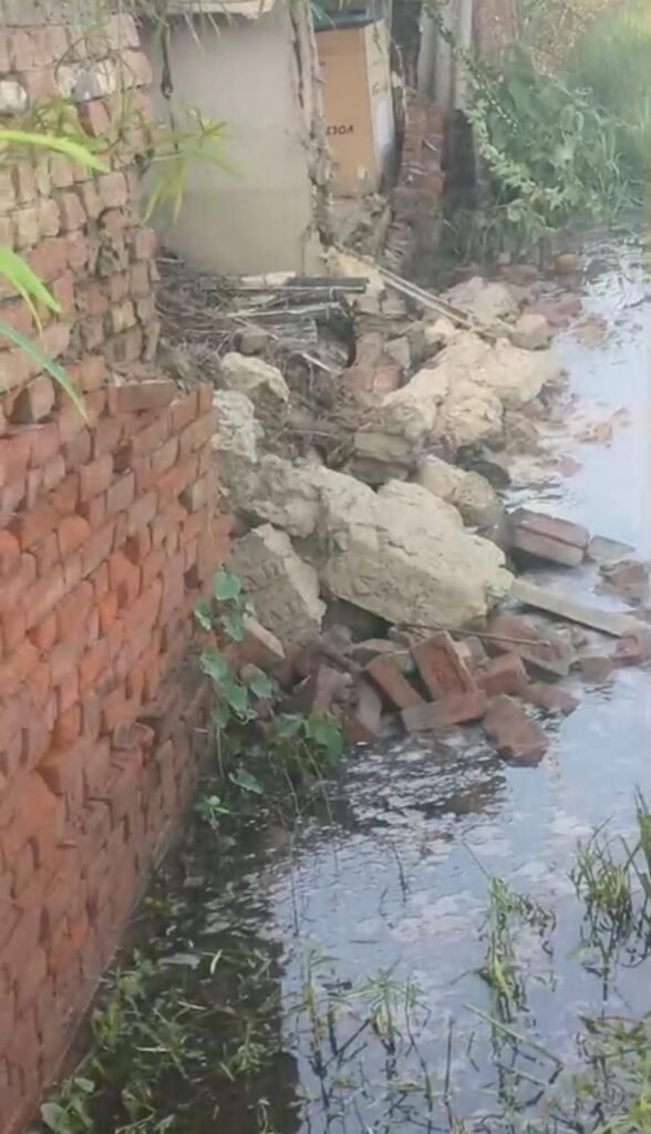 बरसात में कच्चे मकान की दीवार भरभराकर गिरी, बाल-बाल टला हादसा; सरकारी आवास न मिलने से 60 वर्षीय दयाराम कच्चे मकान में रहने को मजबूर 2 बरसात में कच्चे मकान की दीवार भरभराकर गिरी, बाल-बाल टला हादसा; सरकारी आवास न मिलने से 60 वर्षीय दयाराम कच्चे मकान में रहने को मजबूर | New India Times