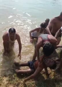 तालाब में डूबे युवक को बचाने चौकी प्रभारी ने पानी में उतर कर ग्रामीणों के साथ चलाया रेस्क्यू अभियान, फिर भी नहीं बच सकी जान