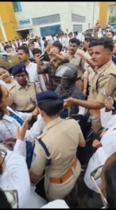 स्टाइपेंड बढ़ाने की मांग को लेकर सड़कों पर उतरे जूनियर डॉक्टर,मुख्यमंत्री निवास की ओर मार्च कर रहे इंटर्न डॉक्टरों को रोकने के लिए पुलिस ने किया वाटर कैनन का इस्तेमाल