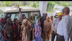 शराबबंदी की मांग को लेकर बड़ी संख्या में महिलाएं पहुंचीं एसडीएम कार्यालय
