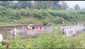 जनाज़ा उठता है तो कांप उठते हैं कदम,नदी की धार पार कर कब्रिस्तान पहुंचते हैं ग्रामीण