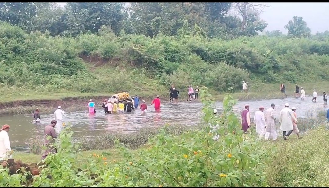 जनाज़ा उठता है तो कांप उठते हैं कदम,नदी की धार पार कर कब्रिस्तान पहुंचते हैं ग्रामीण 1 जनाज़ा उठता है तो कांप उठते हैं कदम,नदी की धार पार कर कब्रिस्तान पहुंचते हैं ग्रामीण | New India Times