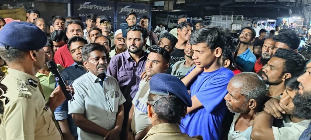 जनसंवाद में खुली न्यू कबाड़खाना की समस्याओं की तस्वीर, पुलिस आयुक्त ने त्वरित कार्रवाई के दिए निर्देश 2 जनसंवाद में खुली न्यू कबाड़खाना की समस्याओं की तस्वीर, पुलिस आयुक्त ने त्वरित कार्रवाई के दिए निर्देश | New India Times