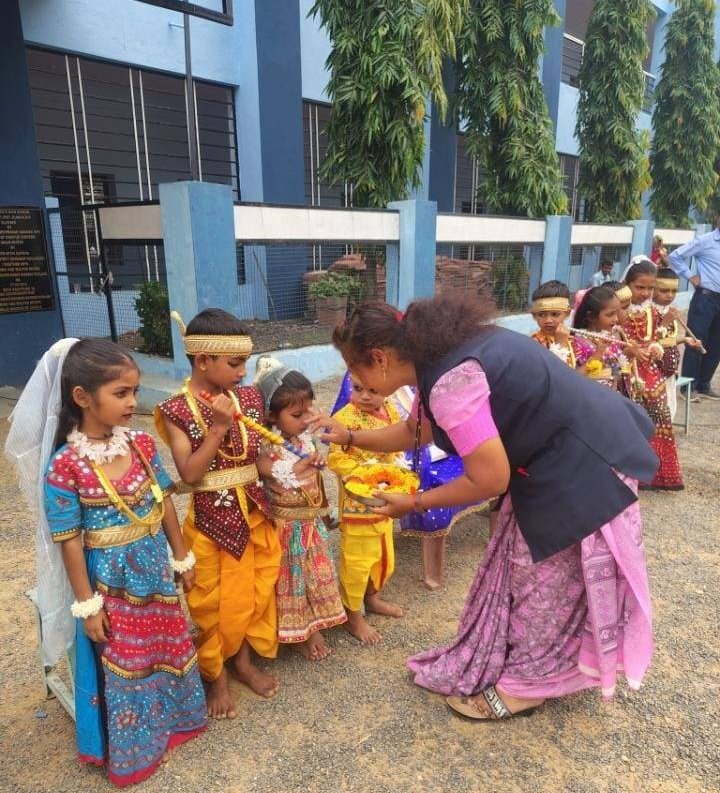 संत तरेसा हाई स्कूल पंचकुई में धूमधाम से मनाया श्रीकृष्ण जन्मोत्सव, राधा-कृष्ण के रूप में सजे नन्हे-मुन्ने 3 संत तरेसा हाई स्कूल पंचकुई में धूमधाम से मनाया श्रीकृष्ण जन्मोत्सव, राधा-कृष्ण के रूप में सजे नन्हे-मुन्ने | New India Times
