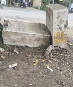 अज्ञात वाहन ने तोड़ा कलाम चौक, शहरवासियों में आक्रोश