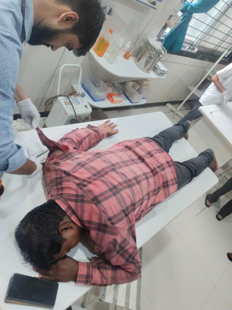 तेज रफ्तार ट्रक की वजह से हुआ सड़क हादसा, तीन घायल; FRV-12 टीम ने समय पर पहुंचाया अस्पताल 2 तेज रफ्तार ट्रक की वजह से हुआ सड़क हादसा, तीन घायल; FRV-12 टीम ने समय पर पहुंचाया अस्पताल | New India Times