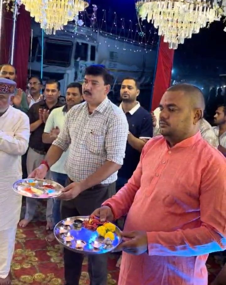 मेघनगर के साईं चौराहे पर गणेश जी की विशाल प्रतिमा बनी आकर्षण का केंद्र, महाआरती में जनप्रतिनिधि एवं समाजसेवी हो रहे शामिल 1 मेघनगर के साईं चौराहे पर गणेश जी की विशाल प्रतिमा बनी आकर्षण का केंद्र, महाआरती में जनप्रतिनिधि एवं समाजसेवी हो रहे शामिल | New India Times