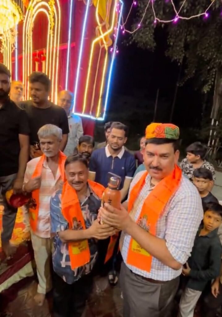 मेघनगर के साईं चौराहे पर गणेश जी की विशाल प्रतिमा बनी आकर्षण का केंद्र, महाआरती में जनप्रतिनिधि एवं समाजसेवी हो रहे शामिल 3 मेघनगर के साईं चौराहे पर गणेश जी की विशाल प्रतिमा बनी आकर्षण का केंद्र, महाआरती में जनप्रतिनिधि एवं समाजसेवी हो रहे शामिल | New India Times