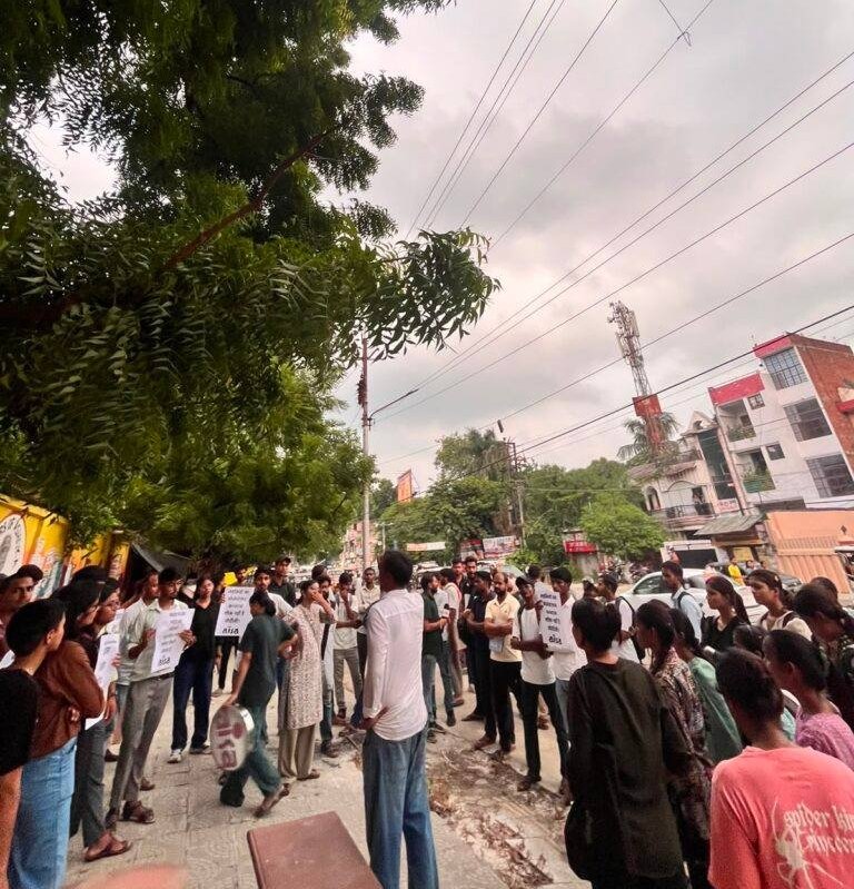 जमुई की छात्रा से दुर्व्यवहार के विरोध में आइसा का प्रदर्शन, मुख्यमंत्री का फूंका पुतला 2 जमुई की छात्रा से दुर्व्यवहार के विरोध में आइसा का प्रदर्शन, मुख्यमंत्री का फूंका पुतला | New India Times