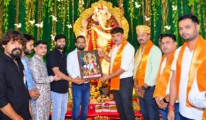 मन्नतों के राजा गणेश पंडाल में उद्योगपति अनिल दुबे ने की 51 दीपों से महाआरती