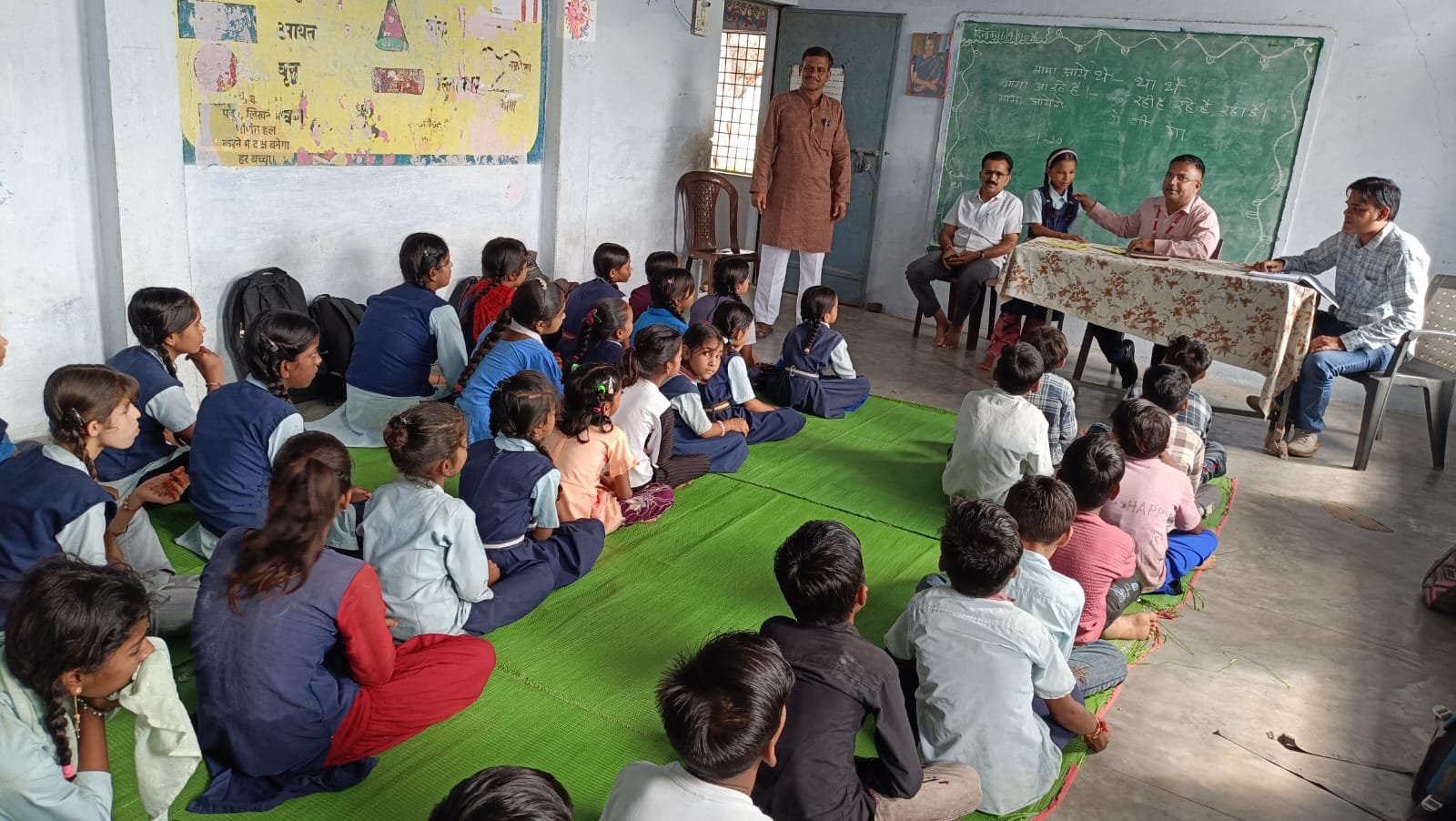 फ्लोरोसिस परीक्षण शिविर में बच्चों की जांच, पानी और यूरिन के लिए लिए गए सैंपल 1 फ्लोरोसिस परीक्षण शिविर में बच्चों की जांच, पानी और यूरिन के लिए लिए गए सैंपल | New India Times