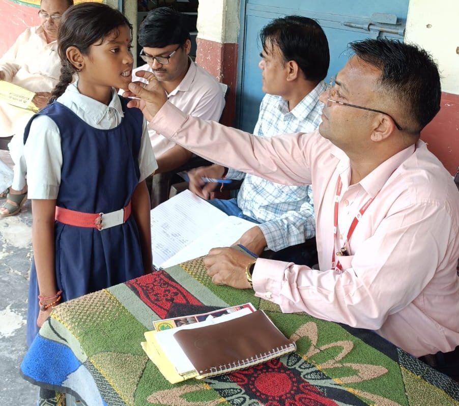 फ्लोरोसिस परीक्षण शिविर में बच्चों की जांच, पानी और यूरिन के लिए लिए गए सैंपल 3 फ्लोरोसिस परीक्षण शिविर में बच्चों की जांच, पानी और यूरिन के लिए लिए गए सैंपल | New India Times
