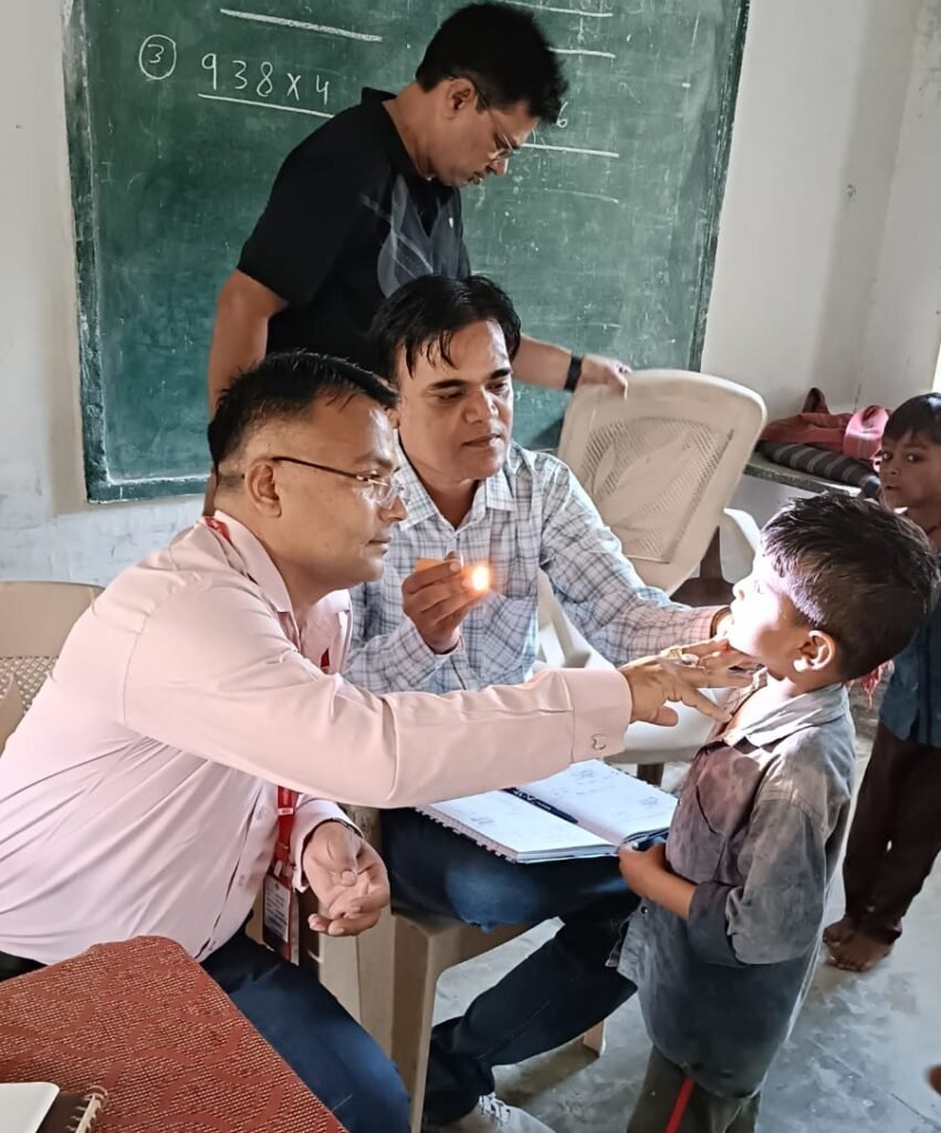 फ्लोरोसिस परीक्षण शिविर में बच्चों की जांच, पानी और यूरिन के लिए लिए गए सैंपल 2 फ्लोरोसिस परीक्षण शिविर में बच्चों की जांच, पानी और यूरिन के लिए लिए गए सैंपल | New India Times