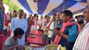 बाढ़ प्रभावितों के बीच पहुंचे मंत्री शैलेन्द्र, सामुदायिक रसोई का लिया जायजा